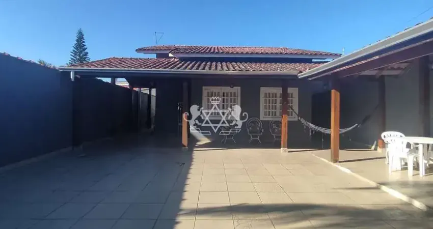 Casa à venda com 03 dormitórios, a 500m da praia ( aceita financiamento bancário ) em Martin de Sá,