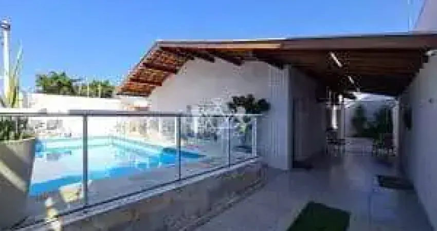 Linda casa à venda com 03 dorms. sendo 01 suíte, área gourmet completa com churrasqueira, piscina,
