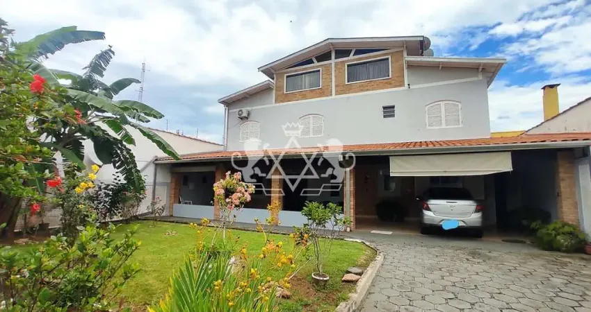Sobrado à venda, 4 suítes, mezanino, 450m² total, Jardim Aruan, Caraguatatuba, Litoral Norte de São