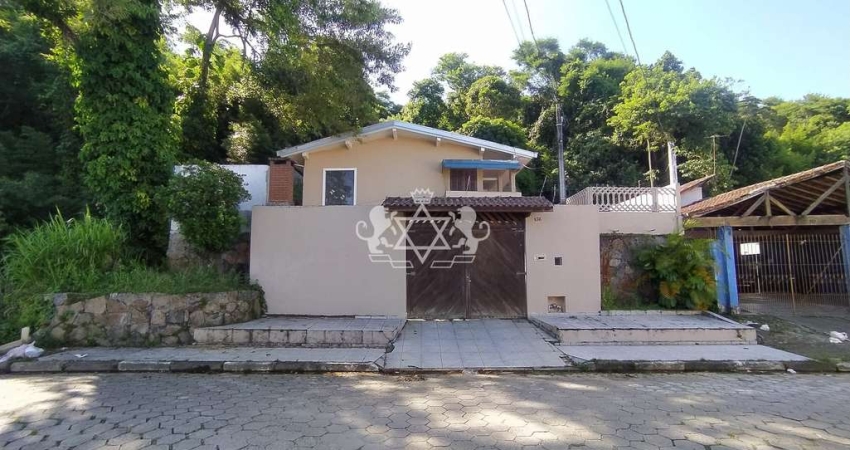 Sobrado à VENDA na Região Central de Caraguatatuba - 6 dormitórios (sendo 4 suíte), bairro Estrela