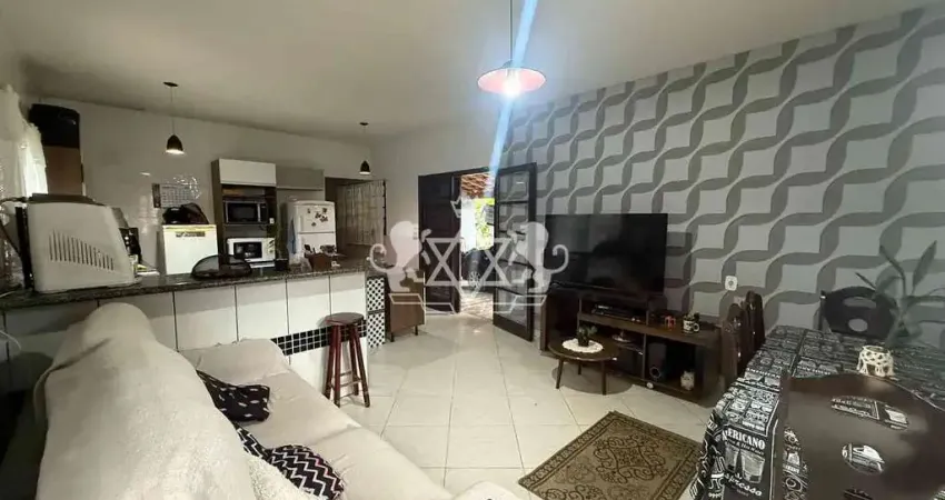 Casa a venda com 3 quartos, sendo 1 suite; 2 banheiros e uma edícula.
