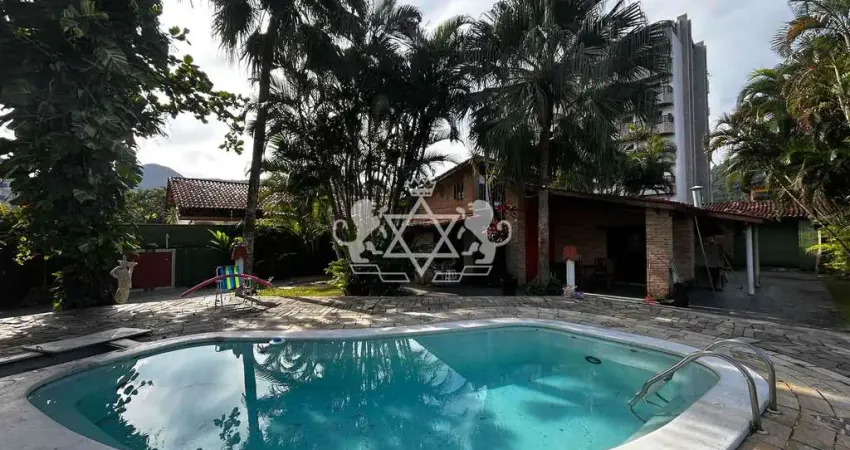 Casa à venda, 1080m²de Área Total, a 200 metros da praia, Martim de Sá, Caraguatatuba, SP