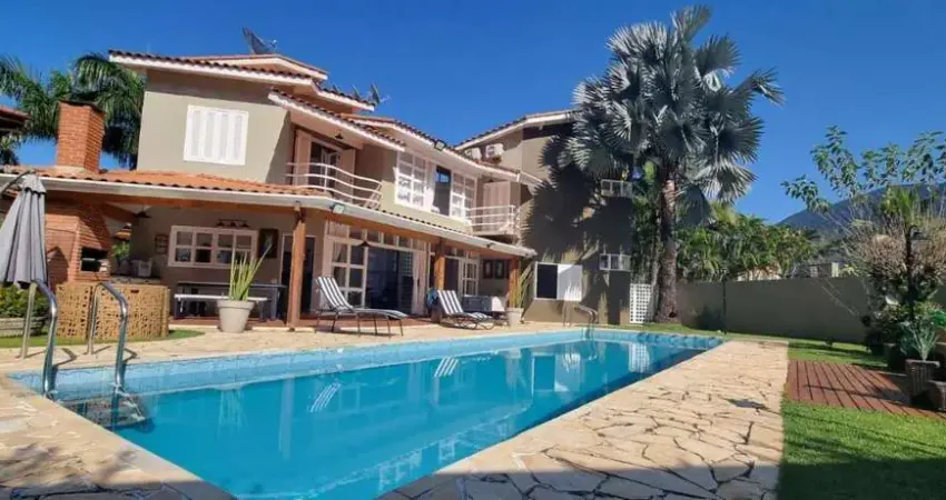 Maravilhoso sobrado a venda, 'mobiliado', com 600 m2 de terreno, 3 suites, 4 banheiros, area de lazer com piscina e churrasqueira, lagoinha, ubatuba, sp.