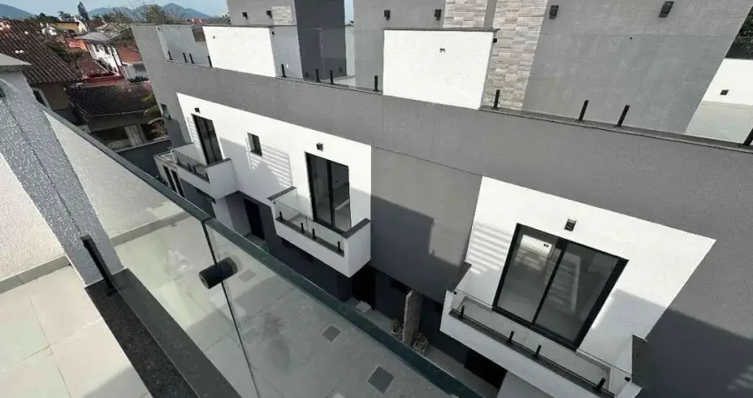 Sobrado tipo triplex no bairro capricornio i distante 300 metros da praia