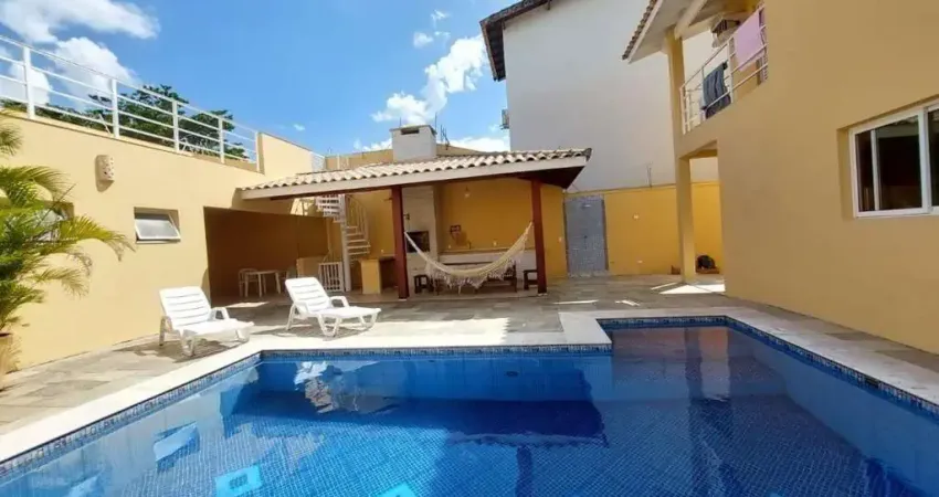 Lindo sobrado a venda, 04 dormitorios, sendo 01 suite, piscina, na quadra da praia, jardim primavera, proximo ao centro, caraguatatuba sp