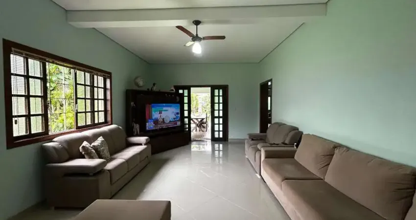 Casa a venda, 1 000 m2 de area total, 3 dormitorios sendo 1 suite no bairro martim de sa, caraguatatuba, sp.