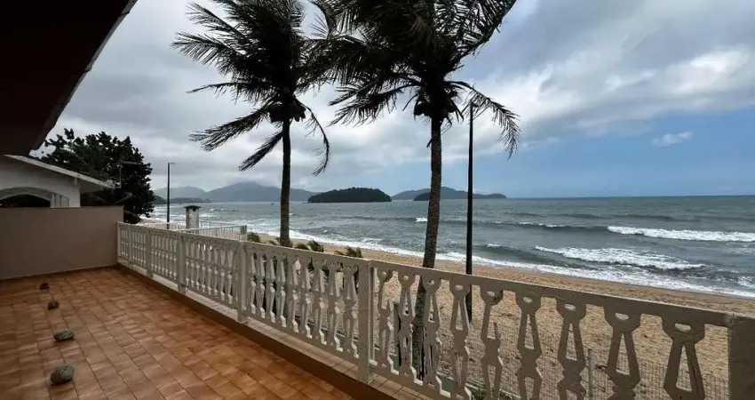Sobrado pe na areia a venda com uma vista paradisiaca, 6 suites, 478m2 at i 316m2 ac, cocanha, caraguatatuba, sp.