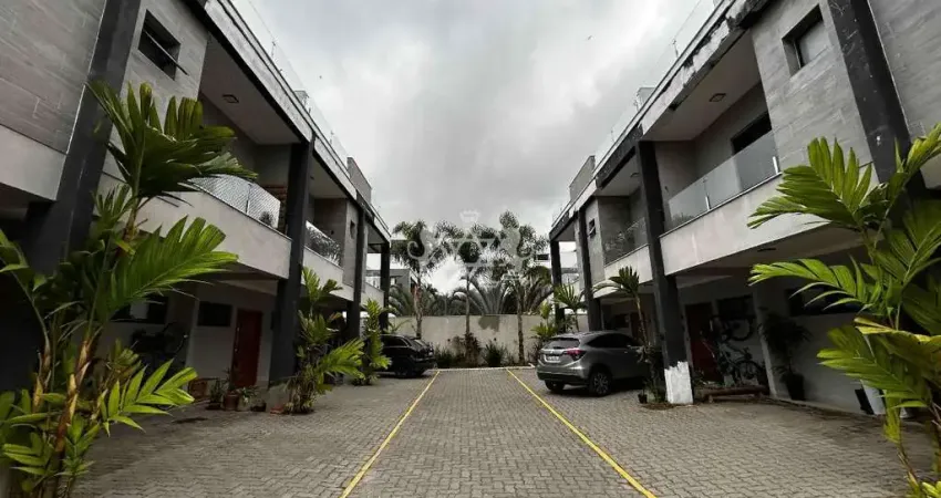 Casa Sobrado Triplex a venda, 100 metros da praia, vista mar, 2 suítes, Massaguaçu, Caraguatatuba, SP