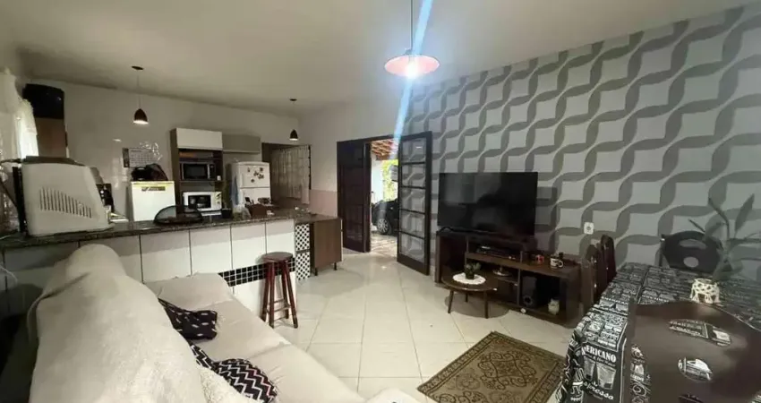 Casa a venda com 3 quartos, sendo 1 suite; 2 banheiros e uma edicula.