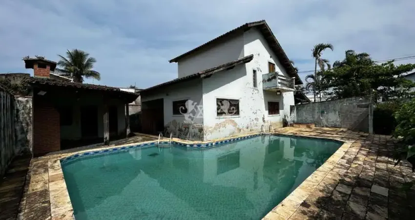 Sobrado à venda, com 780 m2 aréa total, 3 dorm sendo uma suíte, 300 metros da praia, massaguaçu, caraguatatuba, sp.