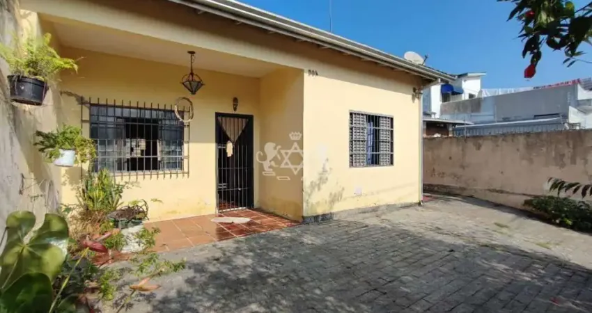 Casa para venda, com 2 dormitórios e mais uma edicula, no bairro Sumaré, ao lado do centro na cidade de Caraguatatuba, SP