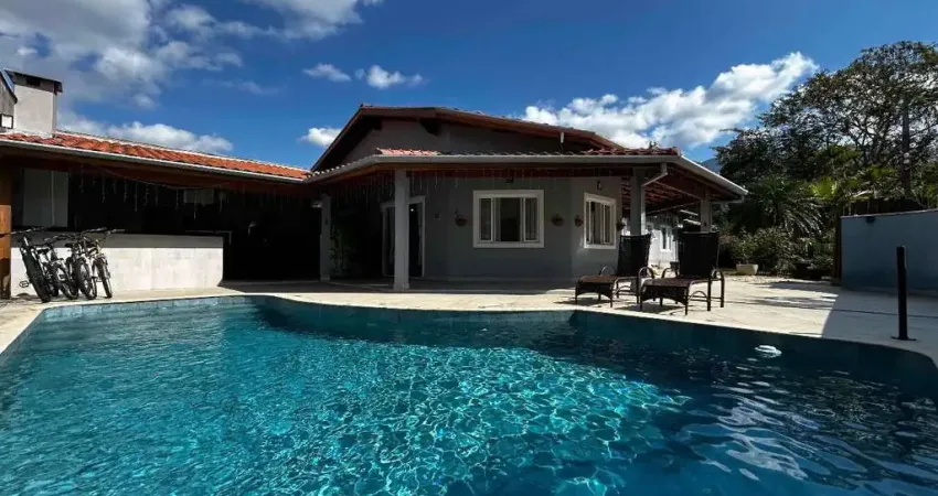 Casa a venda, 'mobiliado' com 452m2 at i ac 282m2, 4 suites, area de lazer completa com churrasqueira e piscina verde ii, caraguatatuba, sp