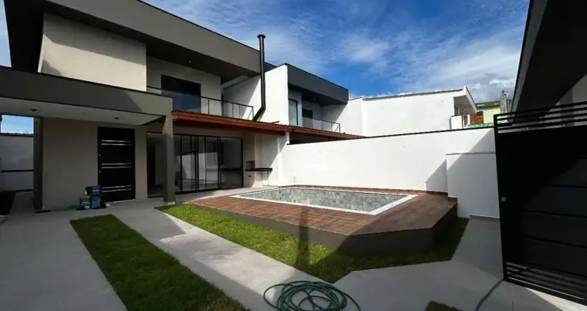 Sobrado a venda, 50 metros da praia, 4 dormitorios (1 suite) , area de lazer com piscina e churrasqueira no bairro capricornio, caraguatatuba, sp.