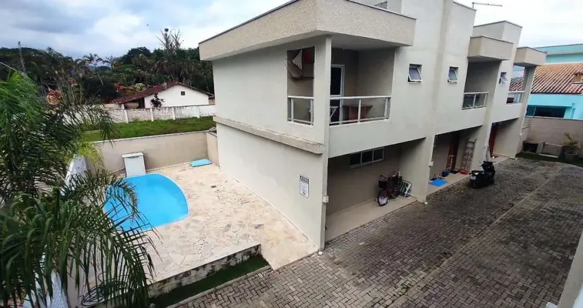 Lindo sobrado a venda, em condominio com piscina, 02 suites, 500 metros da praia massaguacu, caraguatatuba, litoral norte de sao paulo