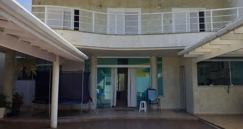 Lindo sobrado a venda, 06 dormitorios, sendo 02 suites, com piscina, regiao central, bairro estrela d alva, caraguatatuba, sp