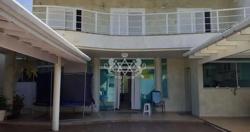 Lindo Sobrado à venda, 06 dormitórios, sendo 02 suítes, com PISCINA, região central, bairro Estrela D´alva, Caraguatatuba, SP