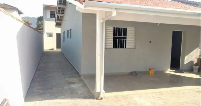 Excelente oportunidade de casa a cerca de 250 metros da praia do sape em ubatuba, casa totalmente reformada e pronta pra morar