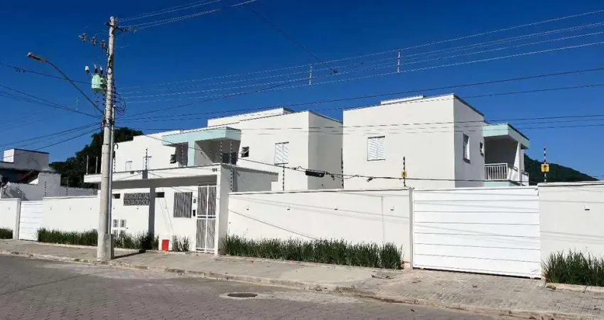 Apartamento a venda, 2 dormitorios, banheiro social no bairro do getuba, caraguatatuba, sp