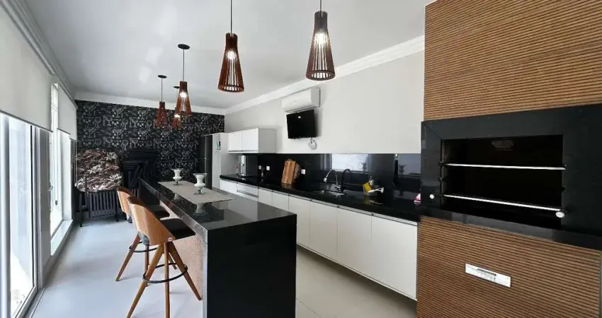 Casa a venda 'mobiliada' a 200 metros da praia, 4 dormitorios sendo 2 suites com 550m2 at i 320m2 au, bairro tabatinga, caraguatatuba, sp.