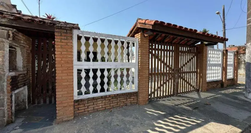 Casa a venda, 02 dormitorios, com piscina, a 400 metros da praia, jardim porto novo, caraguatatuba, litoral norte de sao paulo