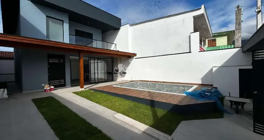 Sobrado à venda, 50 metros da praia, 4 dormitórios (1 Suíte) , área de lazer com piscina e churrasqueira no bairro Capricórnio, Caraguatatuba, SP.
