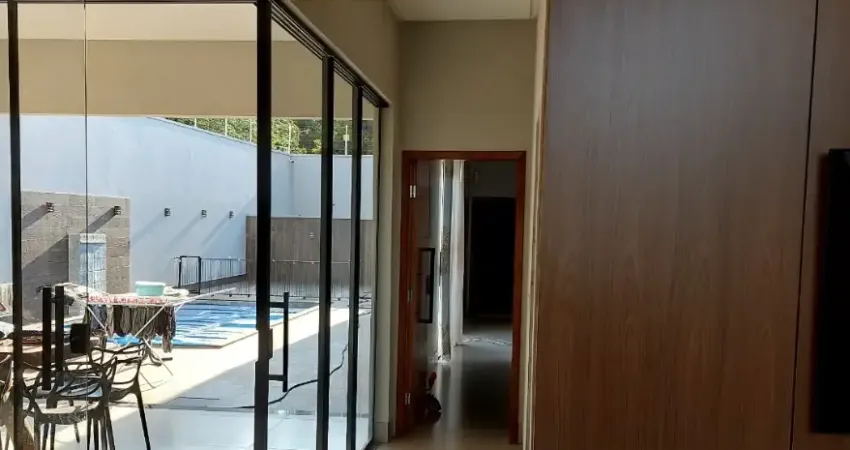 Cidade de Nerópolis/Centro- Piscina -3 quartos com suítes, sendo o quarto principal com closet