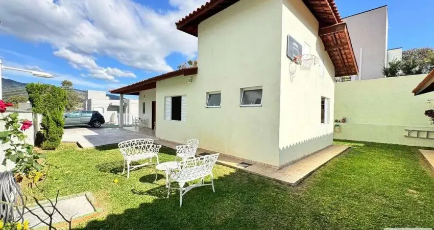 Casa em condomínio fechado e uma bela vista para pedra grande com edícula.