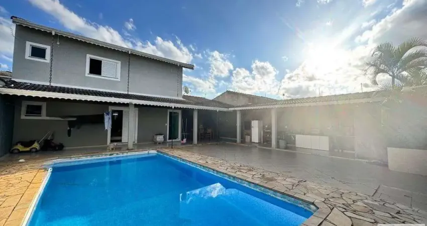 Casa com 3 suítes sendo 1 suíte no térreo, são 230 metros de construção