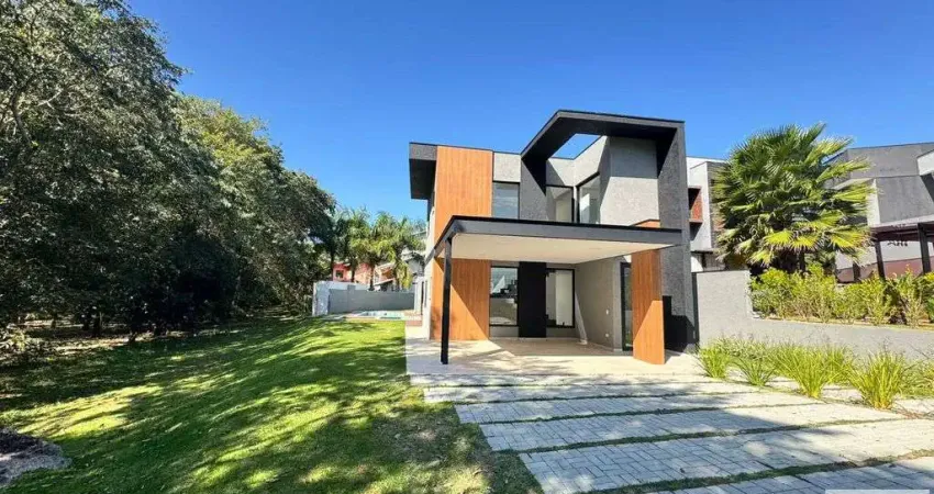 Casa com 4 suítes sendo 1 suíte no piso térreo, ambientes integrados a natureza