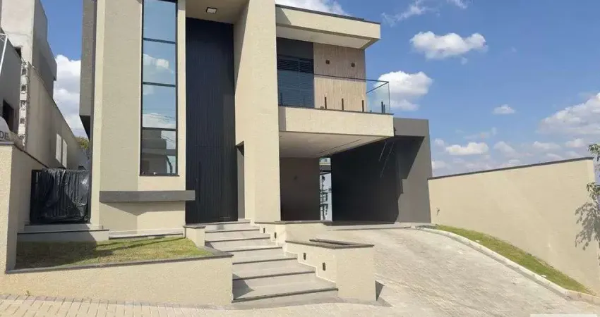 Linda casa em Condomínio com fachada imponente, cômodos amplos e integrados