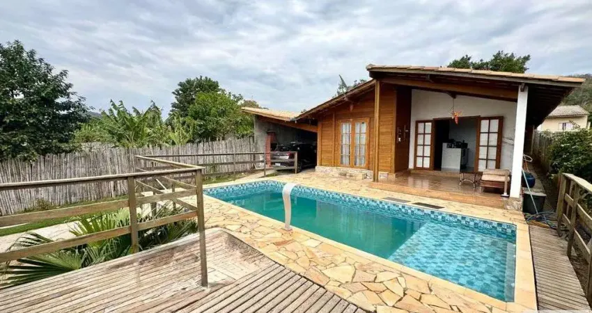 Casa estilo chácara em condomínio com 500 metros terreno e 200 metros construída