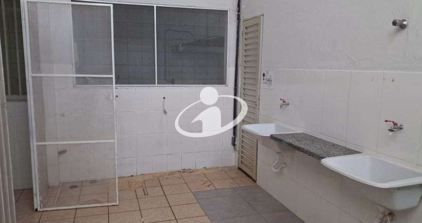 Casa com 6 quartos para alugar no Martins, Uberlândia 