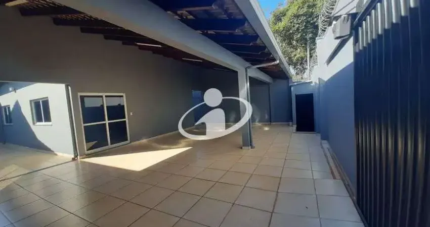 Casa com 2 quartos para alugar na Cidade Jardim, Uberlândia 