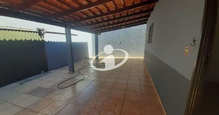 Casa com 4 quartos para alugar no Santa Mônica, Uberlândia