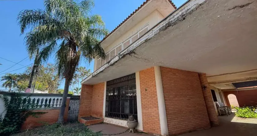 Casa ampla, tipo sobrado, com 4 dormitórios (uma suíte), no coração do bairro são dimas