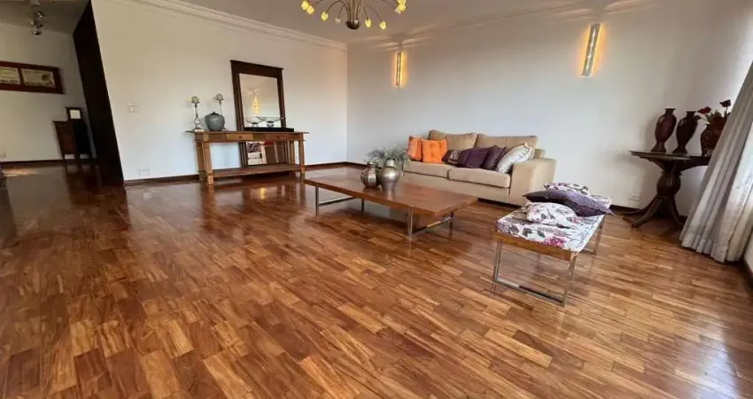 Imóvel com localização privilegiada, com piscina, próximo ao Clube de Campo. Bairro Cidade Jardim