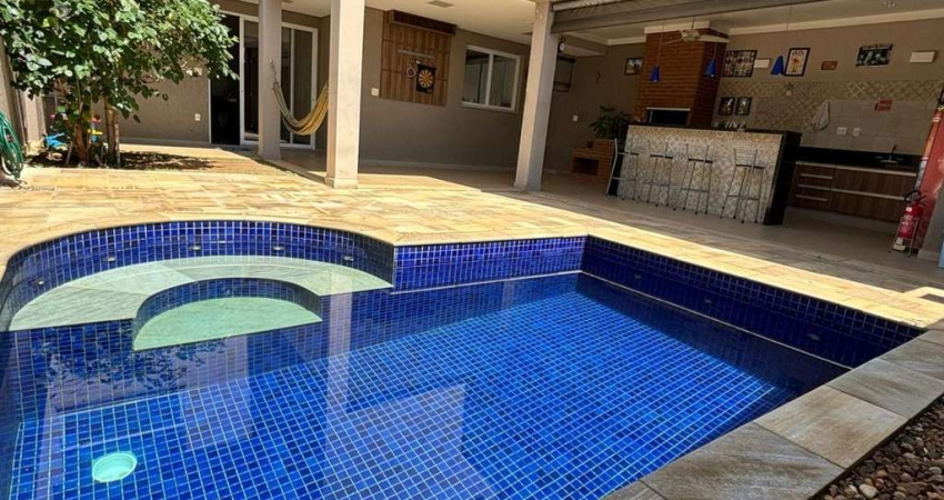 Casa em condomínio, três dormitórios completos de armários, área gourmet e piscina aquecida. Bairro: Ondinhas