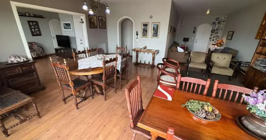 Apartamento amplo, andar alto, sol da manhã, com linda vista panorâmica. Bairro Centro