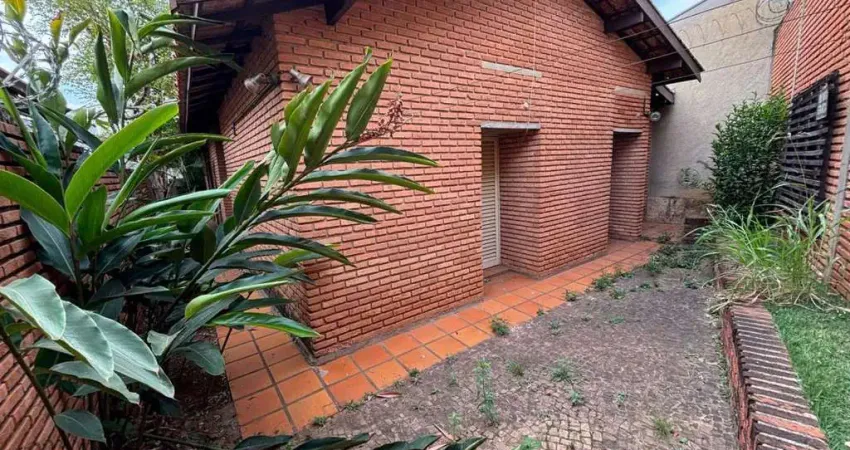 Casa ampla, com projeto arquitetônico que priorizou materiais aparentes, com forte vocação comercial! Bairro: Jardim Europa