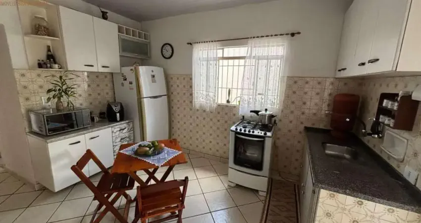Casa com ótima localização no bairro, com quintal. Bairro: Vila Independência