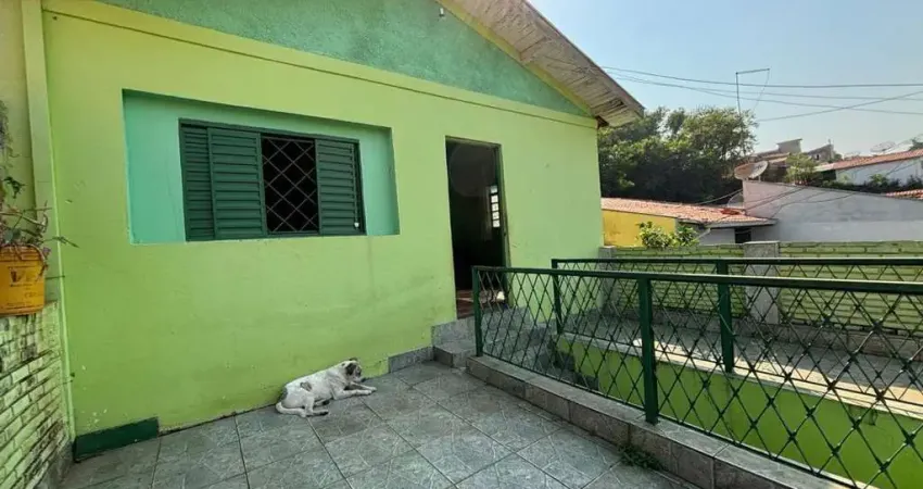 Casa bem simples, para moradia - com terreno grande. Bairro: Jaraguá