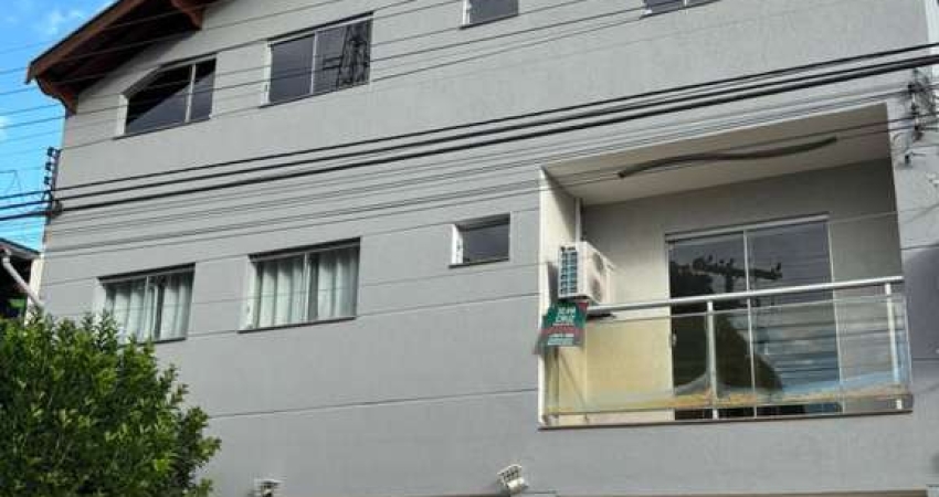 Casa com 3 suítes, com salão de festas, piscina e escritório com entrada independente.