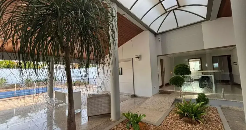 Casa alto padrão, com 4 suítes completas de armários + quintal com jardim, solarium e piscina. Tudo impecável.