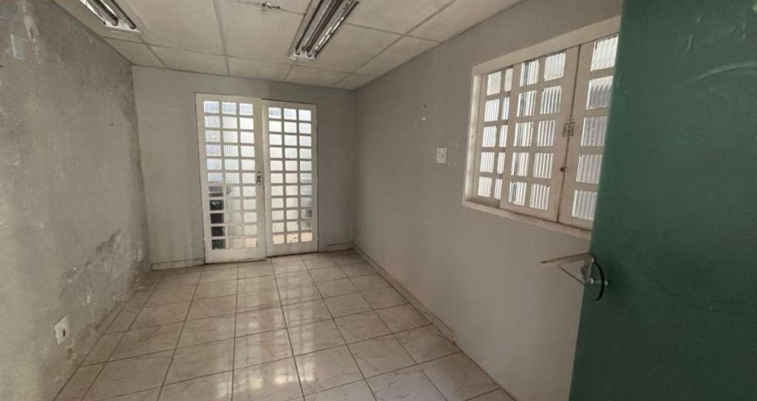 Imóvel com localização privilegiada para negócios e serviços. Ideal para Investidores!