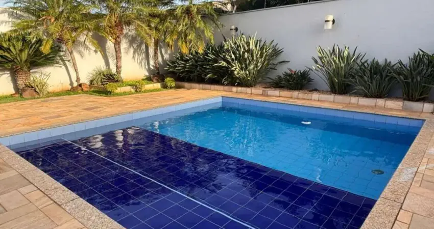 Casa alto padrão, com 4 suítes completas de armários + quintal com jardim, solarium e piscina. tudo impecável.