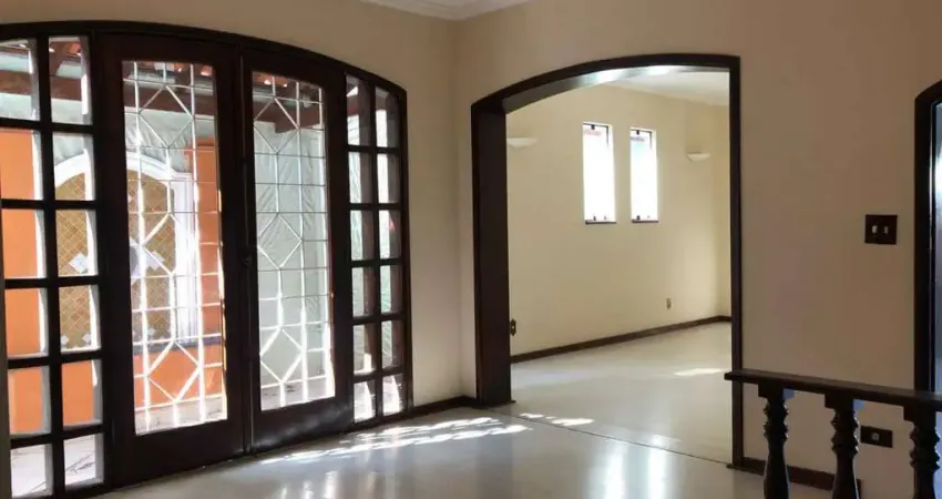 Imóvel com espaços generosos, construção sólida, com ótima localização no bairro são dimas