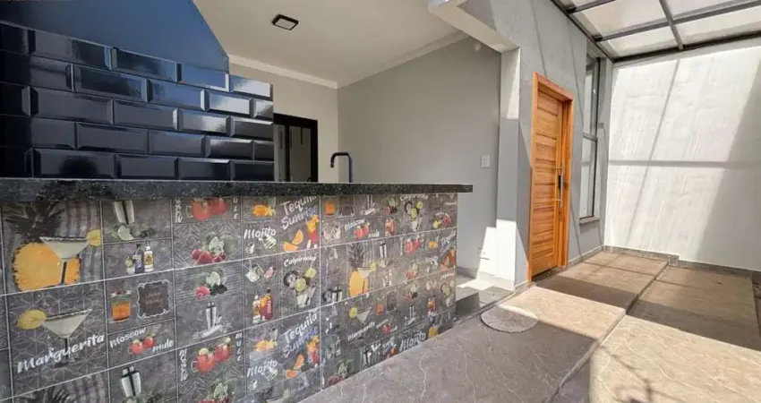 Casa nova, 3 dormitórios (uma suíte), com área gourmet e piscina