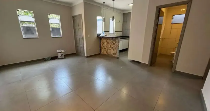 Casa térrea, dois dormitórios (e um terceiro reversível), reformada, com área gourmet e quintal