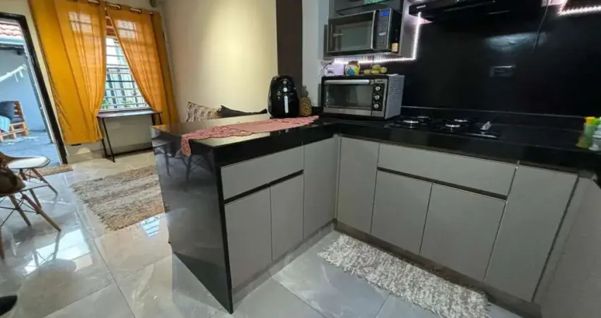 Casa compacta, charmosa, reformada, com espaços modernos e excelente localização.