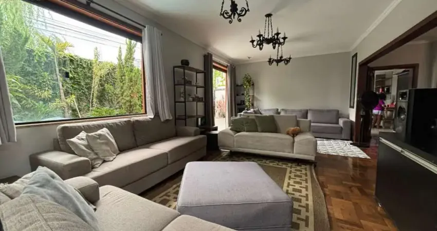 Casa ótima, com espaços amplos e integrados, 3 dormitórios (uma suíte), no Jardim Elite